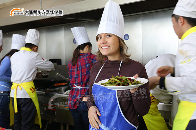 大连新东方以美食搭建友谊桥梁  用技能征服海外宾朋