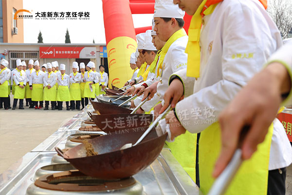 学厨师，工资两万元和几千元，差别在这里