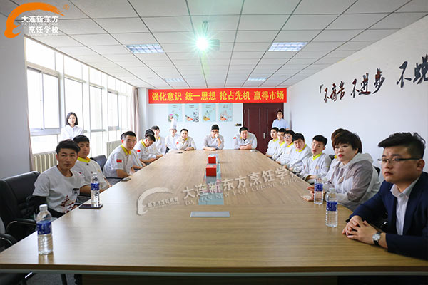 优秀学子回校选拔人才