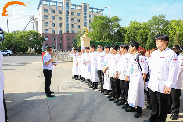 第二批大连新东方学子助力达沃斯