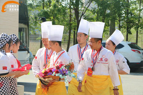 “新东方杯”载誉归来的师生们，你们是最棒的！
