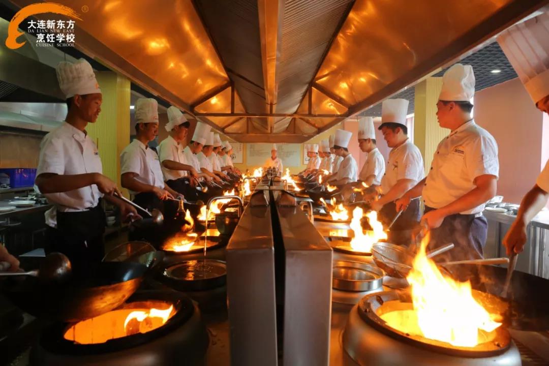 你还认为厨师就是做饭的么？