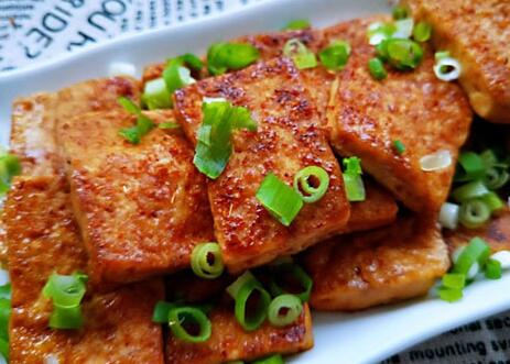 香煎豆腐这道中餐是怎么制作的呢