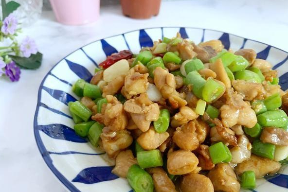 今日分享家常菜豆角炒鸡丁