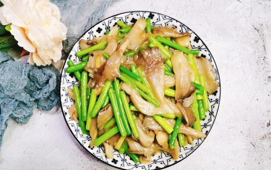 蒜苔炒平菇的烹饪方法你学会了吗