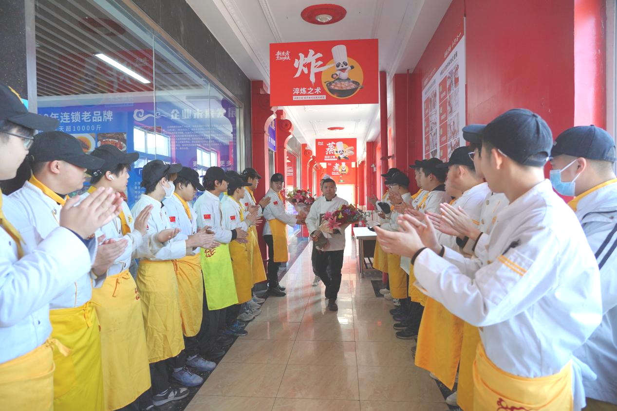 烟火气拉满！日月昇张厨师长走进新东方，中餐学子解锁蚝油生菜+鳕鱼炖豆腐硬核做法