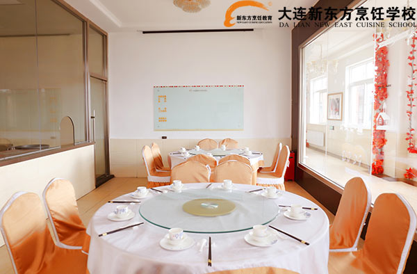 大连新东方烹饪学校-中餐教室一角