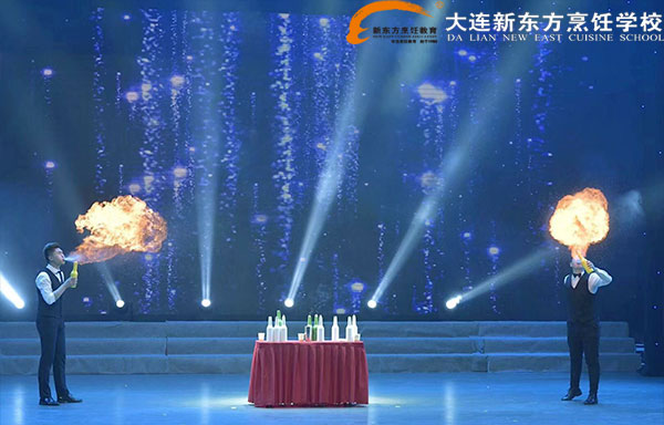 大连新东方烹饪学校-调酒学生